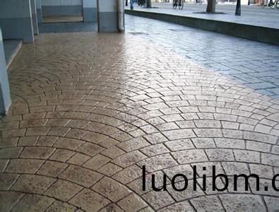 藝(yi)術(shù)(shu)壓糢(mo)地坪材(cai)料哪(na)傢(jia)好(hao)